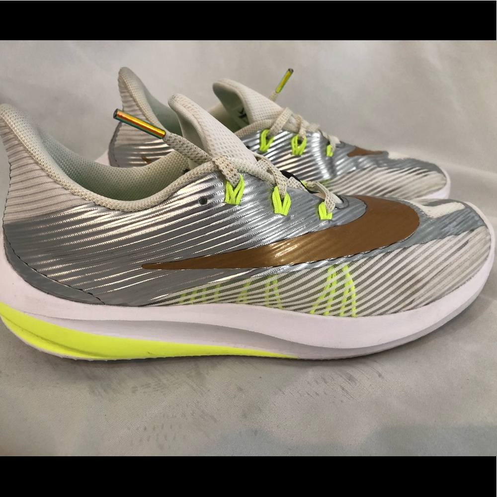 Nike Future Speed GS Running Shoe Metallic/Gold 5Y